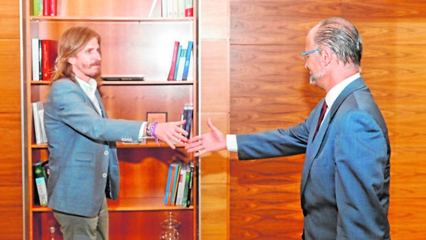Pablo Fernández y Luis Fuentes se saludaron este miércoles antes del encuentro